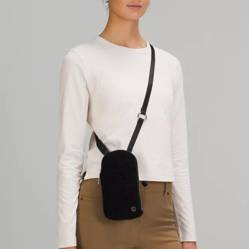Lululemon Sherpa Modular Phone Sling Crossbody Pouch in Black